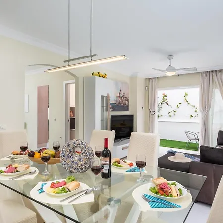 Luxury Holiday Heated Pool Villa *